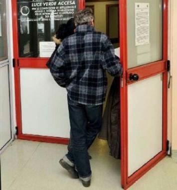 Un paziente mentre entra al pronto soccorso 