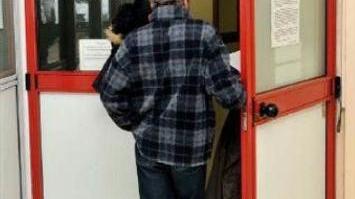 Un paziente mentre entra al pronto soccorso