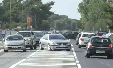 La coda di auto sul viale del Tirreno a Calambrone 