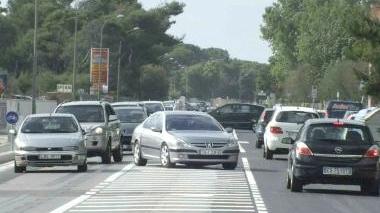 La coda di auto sul viale del Tirreno a Calambrone