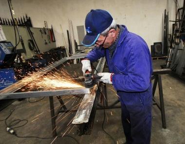 Un artigiano al lavoro (Foto darchivio) 