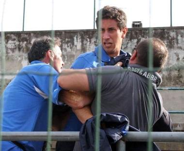 Ferri trattenuto a forza, dopo gli insulti 