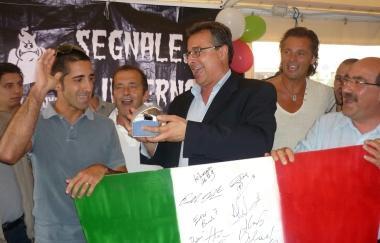 <b>SCUDETTO.</b> Il sindaco fra Nicola e Alessandro Palagi 