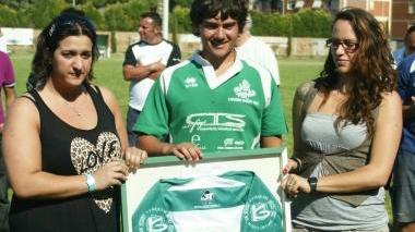 <b>IN CAMPO.</b> A sinistra il ritiro della maglia numero 4 indossata da Alessandro Bernini, a destra e sotto la squadra under 16 del Rugby Livorno che ha vinto il torneo