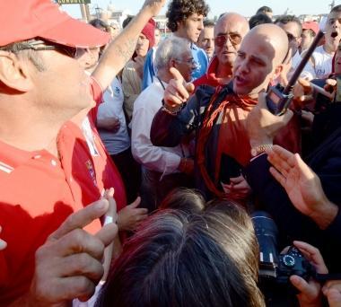 Sopra un momento dellarrivo e sotto la concitazione del dopo gara 