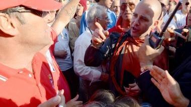 Sopra un momento dell’arrivo e sotto la concitazione del dopo gara