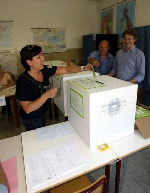 Operazioni di voto in un seggio di Empoli ieri pomeriggio 