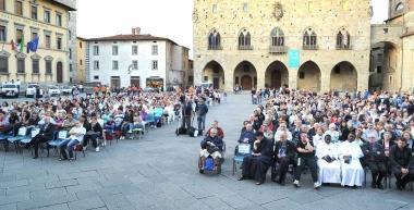 Una parte della folla durante la veglia di Pentecoste in piazza del Duomo 