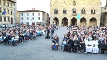 Una parte della folla durante la veglia di Pentecoste in piazza del Duomo