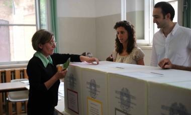 Una signora al voto in un seggio della Valdera Laffluenza di ieri &egrave; ritenuta alta e positiva 