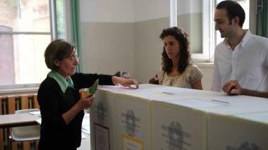 Una signora al voto in un seggio della Valdera L’affluenza di ieri è ritenuta alta e positiva