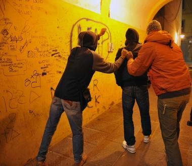 In due si sono scagliati contro un coetaneo che era solo 