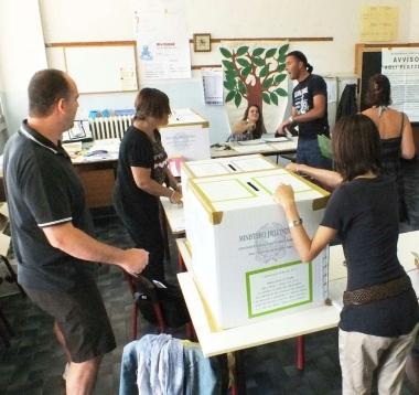 Una giovane elettrice depone la scheda e un seggio alla scuola di via 25 Aprile a Piombino 
