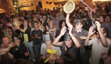 Rivolta del popolo della notte in piazza dei Cavalieri contro la vigilanza