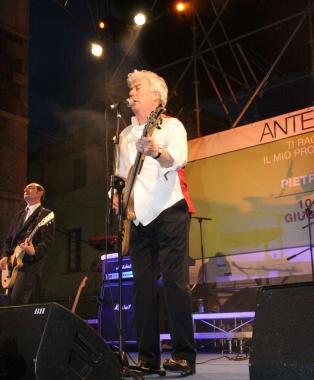 FRA MUSICA E GIORNALISMO. A sinistra lo scrittore Ken Follett impegnato con la sua band Sopra la direttrice dell’Unità Concita De Gregorio