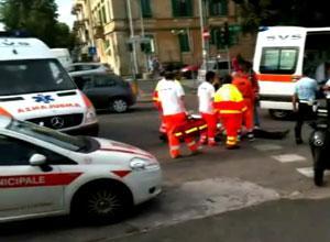 Cade dallo scooterper evitare un ciclista