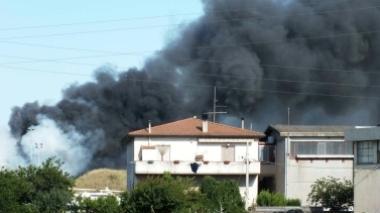 Incendio alla discarica, densa nube nera a Piombino