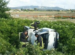 Furgone si ribalta e va fuori strada dopo lo scontro, tre feriti