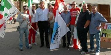 La festa in piazza Guerrazzi con i partecipanti al gazebo dei referendum 