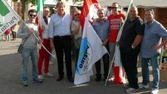 La festa in piazza Guerrazzi con i partecipanti al gazebo dei referendum