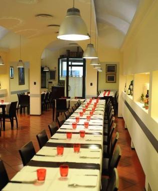 La sala del ristorante pizzeria LArca di via della Madonna 