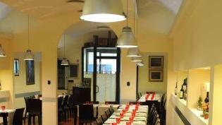 La sala del ristorante pizzeria L’Arca di via della Madonna