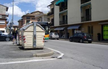 I due cassonetti sotto accusa 
