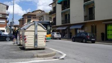 I due cassonetti sotto accusa