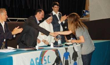 La premiazione di una delle studentesse del Conservatorio Santissima Azzunziata           