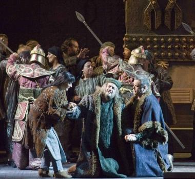 Sul palco del teatro in riva al lago 