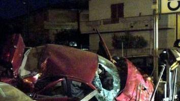 L’Alfa 156 ha terminato la sua corsa nel cortile di Autocentro