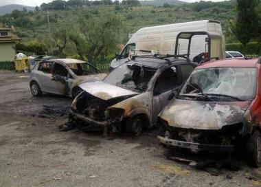 Le auto distrutte dallincendio a Santo Stefano 