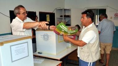Le operazioni di voto in un seggio a Marina di Campo