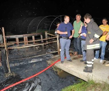 I poliziotti esaminano i resti delle due serre distrutte dalle fiamme in via di Ramini         