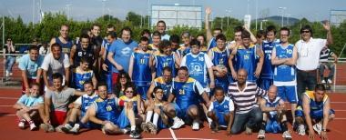 <b>FLASH. </b>La foto ricordo delle due squadre, un ragazzo al tiro e lo staff del corso con lospite Matteo Lanza   