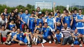 <b>FLASH. </b>La foto ricordo delle due squadre, un ragazzo al tiro e lo staff del corso con l’ospite Matteo Lanza