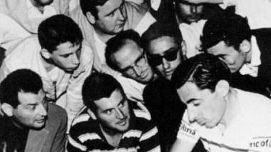 Fausto Coppi con i fans a Fornacette