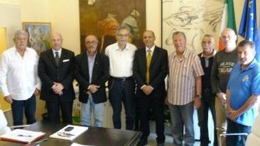 Passerai (nella foto grande) accanto al sindaco di Santa Croce nell’incontro in Comune sul progetto del calcio e (sotto) in tribuna a Ponsacco