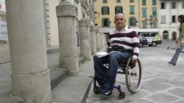 A sinistra, Palazzo Vestri inaccessibile Sopra, l’ostacolo ghiaia al liceo Rodari