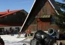 Il rifugio La Bicocca con la chiesetta alla Doganaccia
