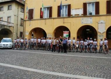 Lassociazione ciclistica al completo Gli iscritti da Marciana a Roma in visita privata dal Papa per festeggiare i cento anni di attivit&agrave;           