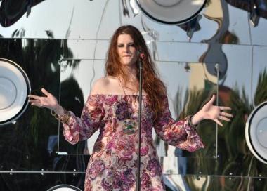 Alice Fornaciari sul palco Anche lei partecipa al Festival di Pontremoli    