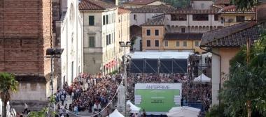 Sopra Giorgio Faletti, la star di sabato sera e a destra la piazza del Duomo vista dallalto Domenica sera si calcolano fossero presenti 8mila persone per il concerto di Ken Follett 