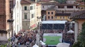 Sopra Giorgio Faletti, la star di sabato sera e a destra la piazza del Duomo vista dall’alto Domenica sera si calcolano fossero presenti 8mila persone per il concerto di Ken Follett