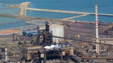 L’altoforno e la zona dello scalo marittimo della Lucchini