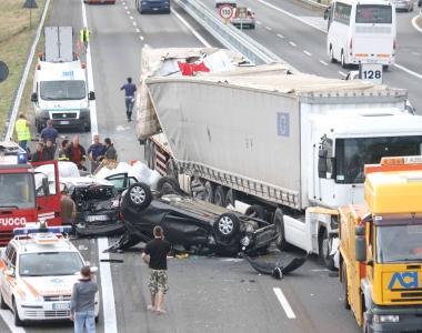 <b>INFERNO IN AUTOSTRADA.</b> Il camion e le macchine coinvolte nel secondo incidente sul tratto versiliese dellA-12 