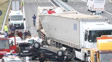 <b>INFERNO IN AUTOSTRADA.</b> Il camion e le macchine coinvolte nel secondo incidente sul tratto versiliese dell’A-12