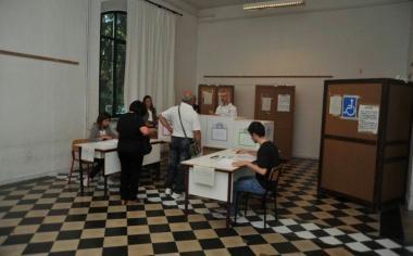 Un momento delle votazioni in un seggio di Cecina 