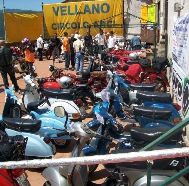Sopra Lambrette al raduno di Vellano In alto altre moto e Vespe al circolo 