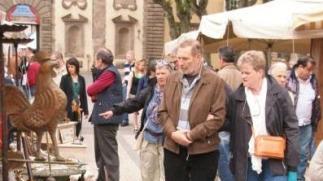 Il mercato antiquario nella parte di piazza Napoleone